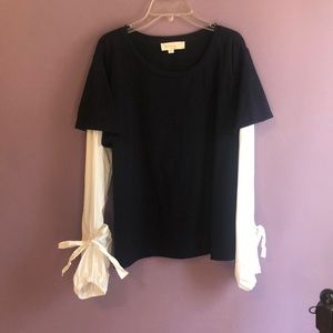 Two by Vince Camuto size large navy and white top